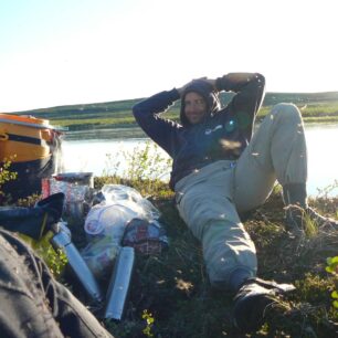 Krátký odpočinek při přenášení na jezeře Starvation. Komáři sice hodně bzučí, ale nebodají.