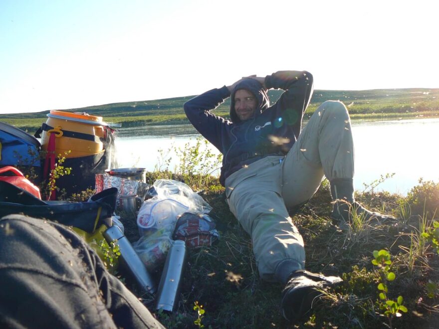 Krátký odpočinek při přenášení na jezeře Starvation. Komáři sice hodně bzučí, ale nebodají.
