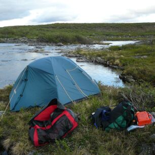 Typický tábor při překonávání říčky Winter proti proudu.