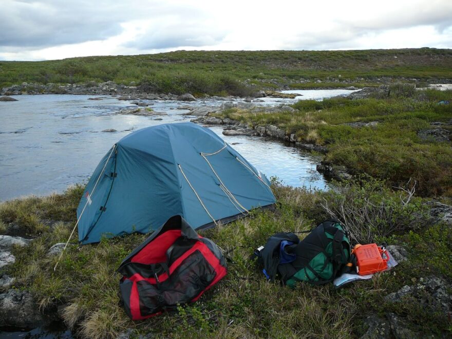 Typický tábor při překonávání říčky Winter proti proudu.