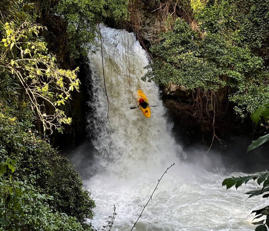 Honza Havelka na vodopádu na Nyamindi.