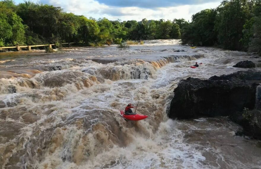 Někdy je v širokém korytě řeky obtížné se zorientovat.