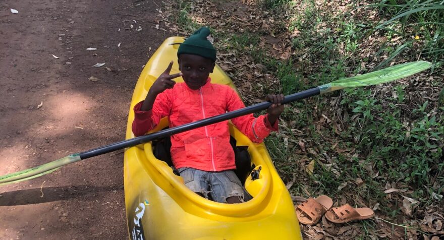 Děti nám často zkoušely kajaky a další výbavu.