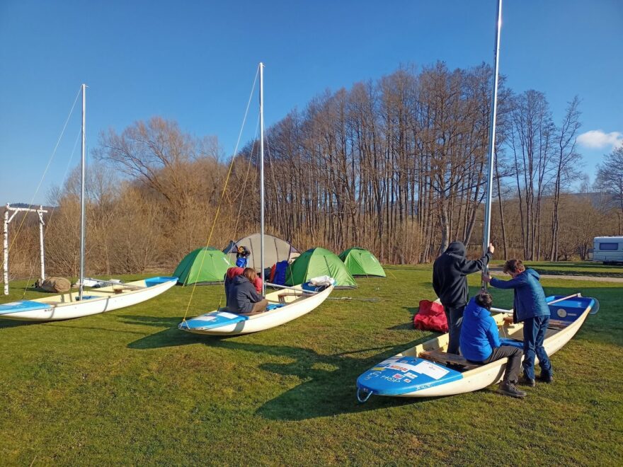 Příprava na vyplutí – oplachťování lodí.