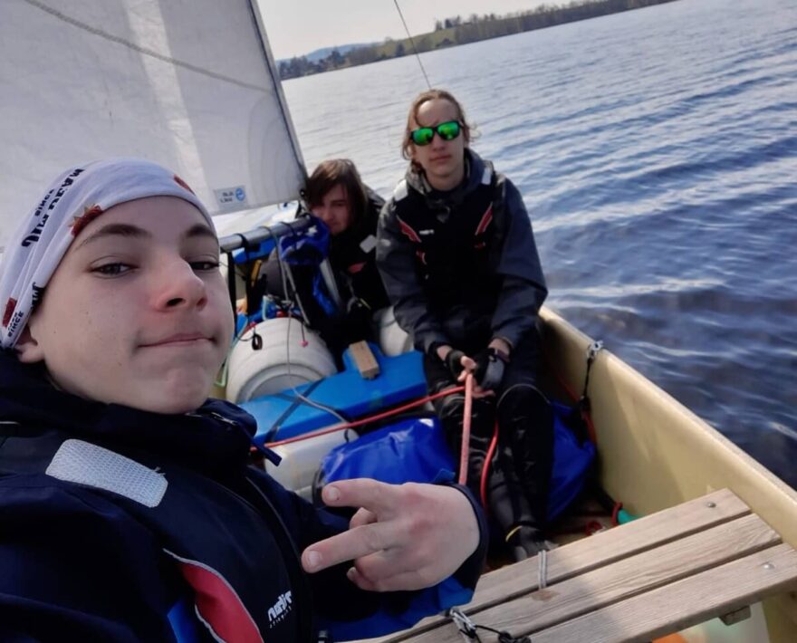 Během jízdy na plachetnici.