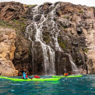 Cestou potkáváme spoustu malých vodopádů.