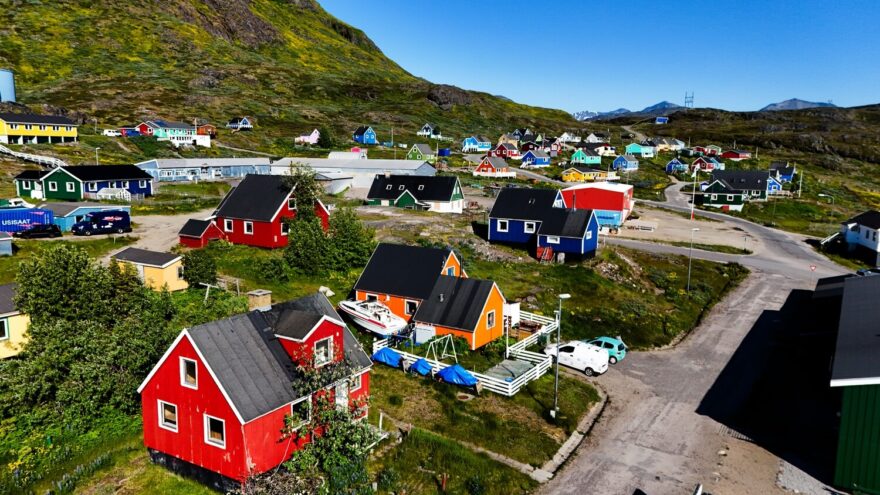 Díky pestrým barvám vidíte zdejší vesnice už z velké dálky.