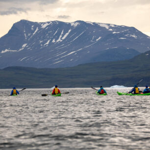 I v létě jsou některé vrcholy zasněžené.