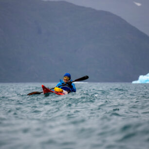 Jenda se ztrácí ve vlnách.