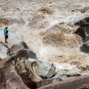 Phil sleduje neuvěřitelnou masu vody na řece Ivirizú.