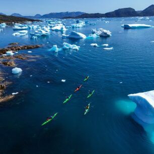 Při vjezdu do ledovcového fjordu míjíme spoustu plovoucích ker.