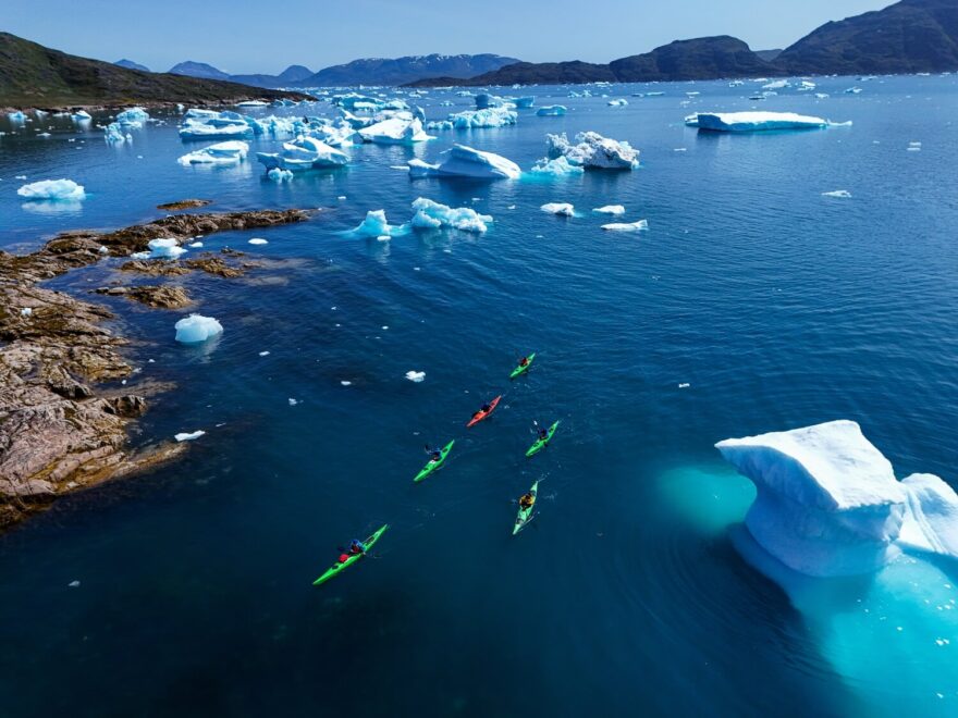Při vjezdu do ledovcového fjordu míjíme spoustu plovoucích ker.
