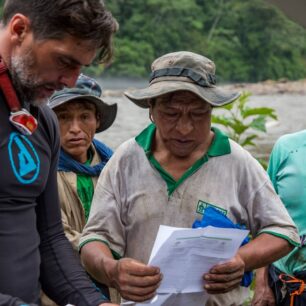 Setkání s místními v džungli při splutí řeky Ivirizú.