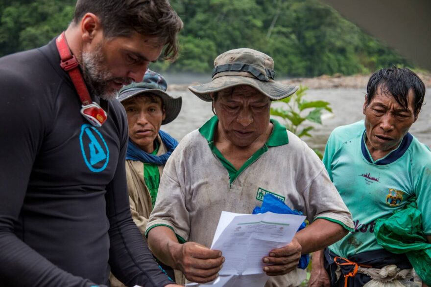 Setkání s místními v džungli při splutí řeky Ivirizú.