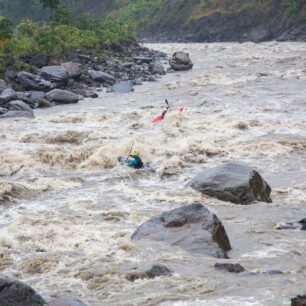 Voda ve zdejších řekách dokáže stoupnout velice rychle a z pohodové jízdy je za chvíli poctivý big water terén.
