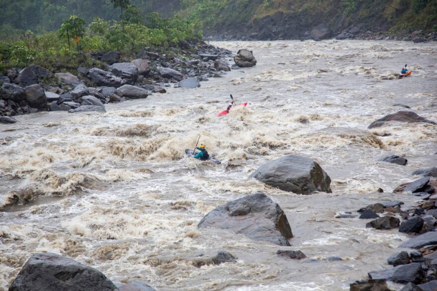 Voda ve zdejších řekách dokáže stoupnout velice rychle a z pohodové jízdy je za chvíli poctivý big water terén.