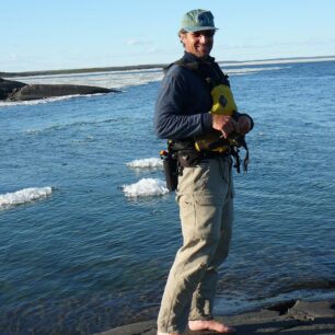 Jezero Point v dáli zamrzlé ledem v teplém arktickém slunci.