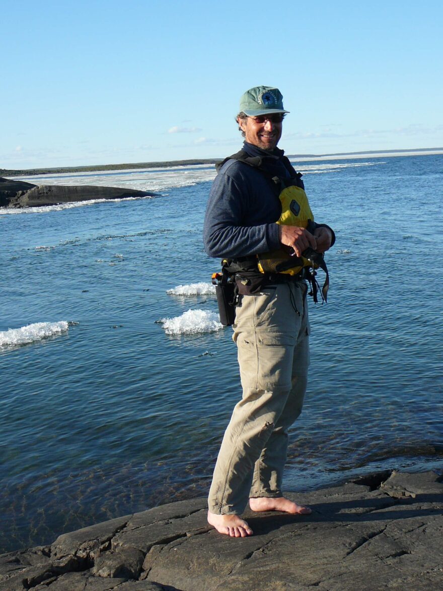 Jezero Point v dáli zamrzlé ledem v teplém arktickém slunci.
