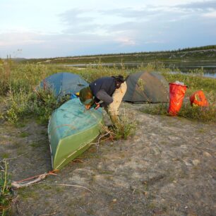 Lepení děr z přetahování mělčin proti proudu řeky Winter.
