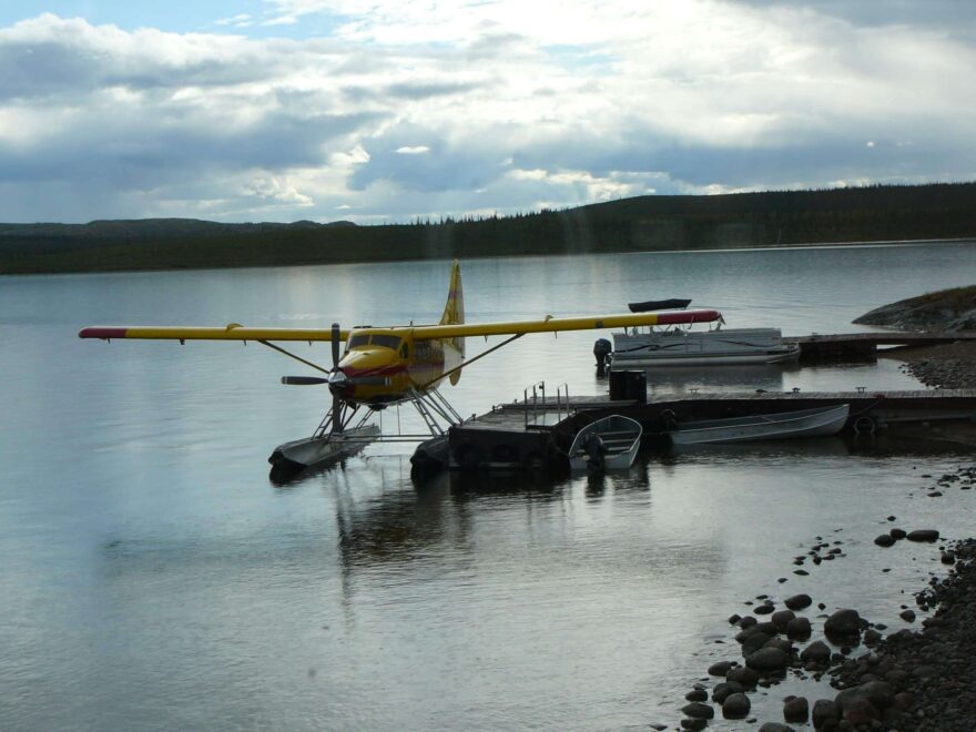 Pilot zítra poletí pro hořčici skoro 400 km. Toto je jediné spojení s civilizací.