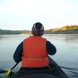 Počátek cesty proti proudu řeky Snare, již velmi blízko hranici lesa.
