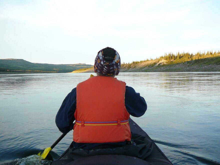 Počátek cesty proti proudu řeky Snare, již velmi blízko hranici lesa.