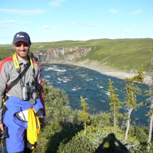 Řeka Coppermine. V pozadí v zatáčce Escape Rapids.