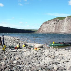 Sušení výbavy za Escape Rapids.