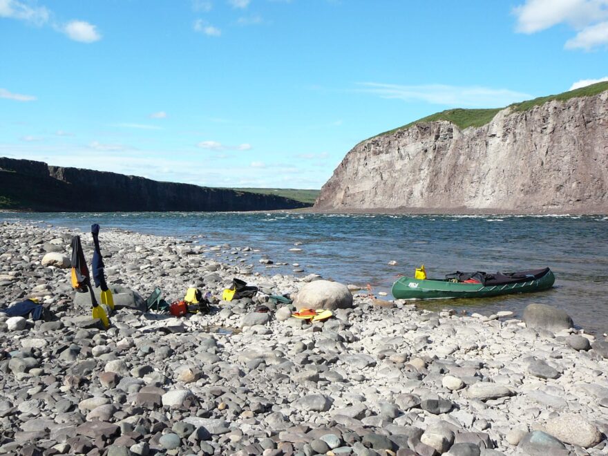 Sušení výbavy za Escape Rapids.