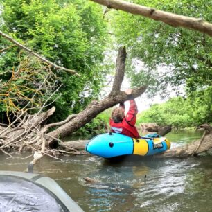 Shyb i s packraftem. Kdy by pořád vystupoval.