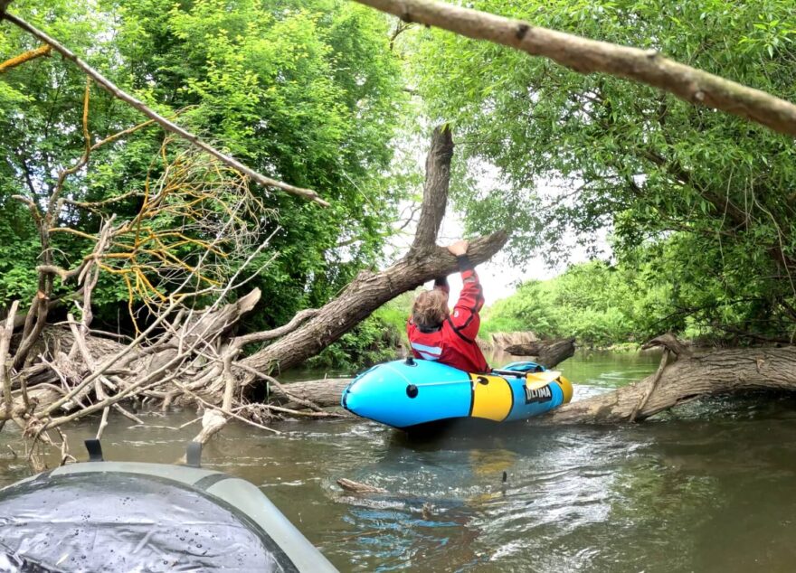 Shyb i s packraftem. Kdy by pořád vystupoval.