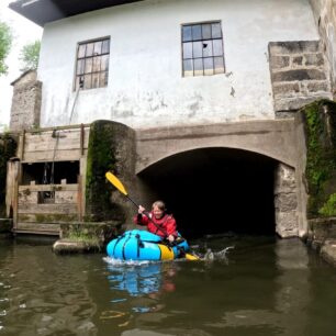 Nasedání pod jezem a mlýnem v Nové Vsi nad Lužnicí.