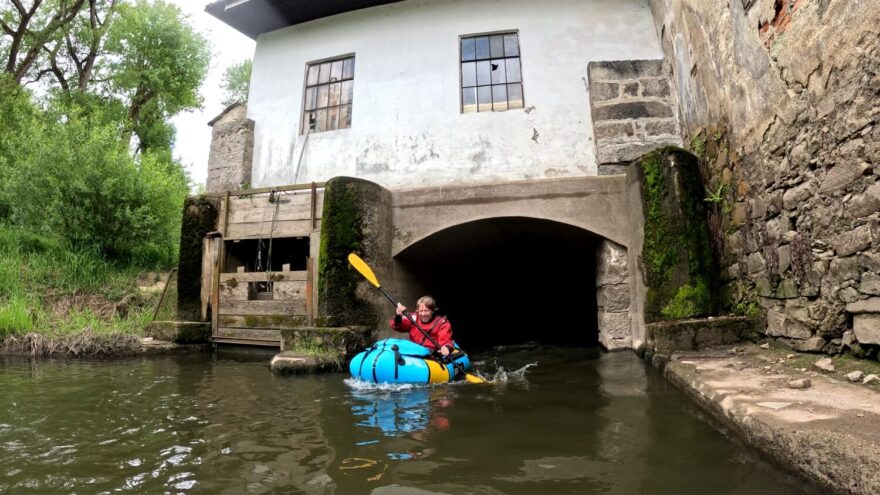 Nasedání pod jezem a mlýnem v Nové Vsi nad Lužnicí.