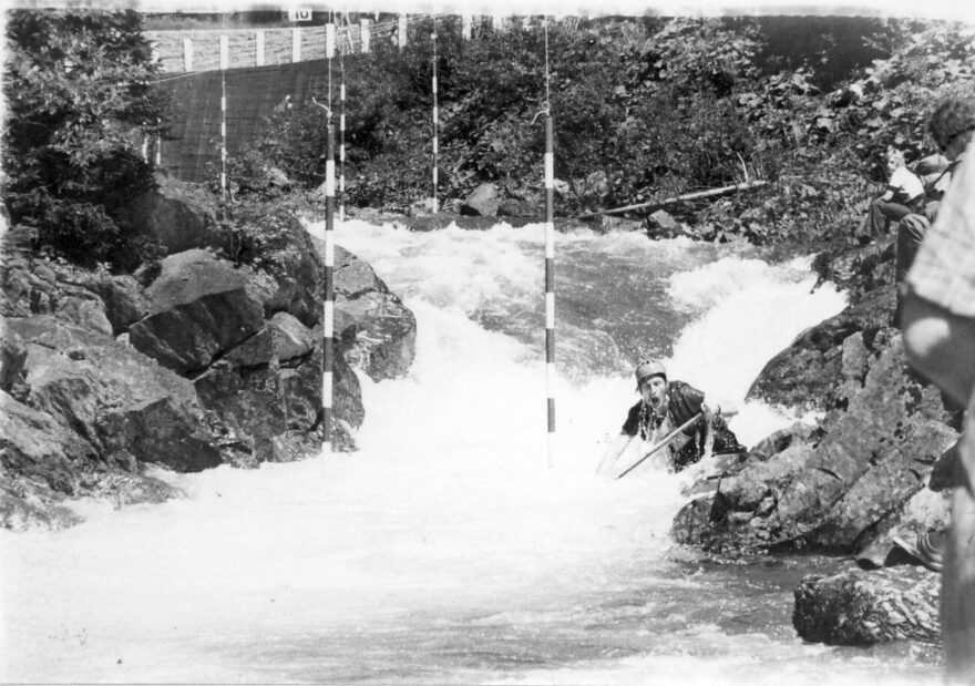 Závody ve vodním slalomu se přes Labskou soutěsku jezdily od roku 1976.