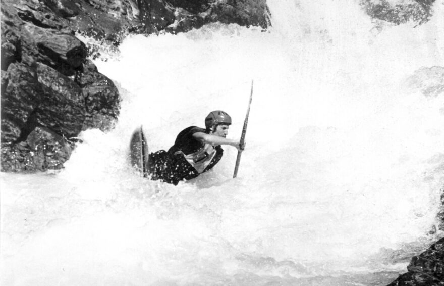 Autor článku při méně povedeném průjezdu Labskou soutěskou.