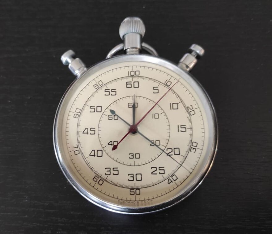 Dvouručičkové stopky byly významným pokrokem. Umožňovaly měření mezičasů.