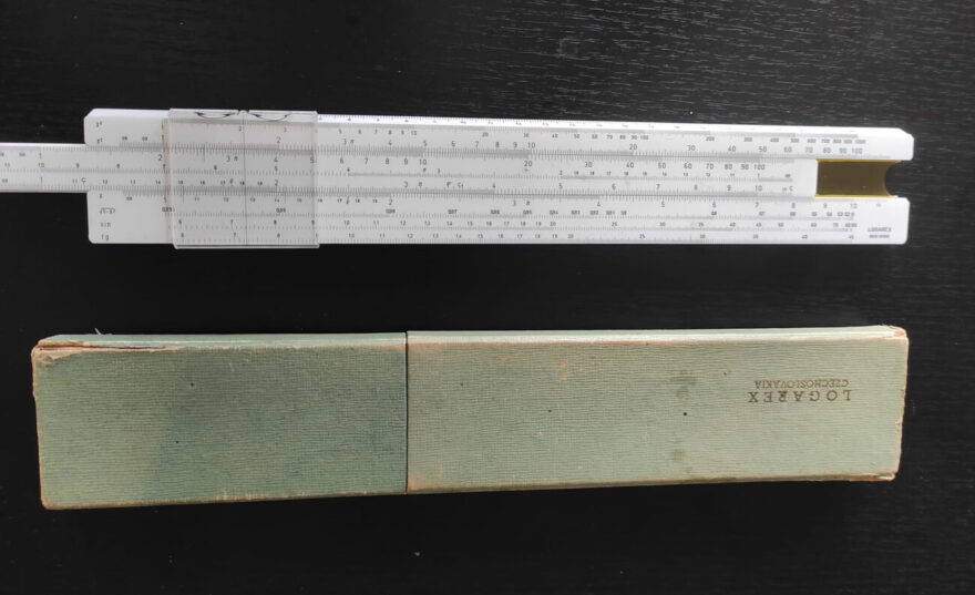 Vrcholem výpočetní techniky tehdy bylo logaritmické pravítko.