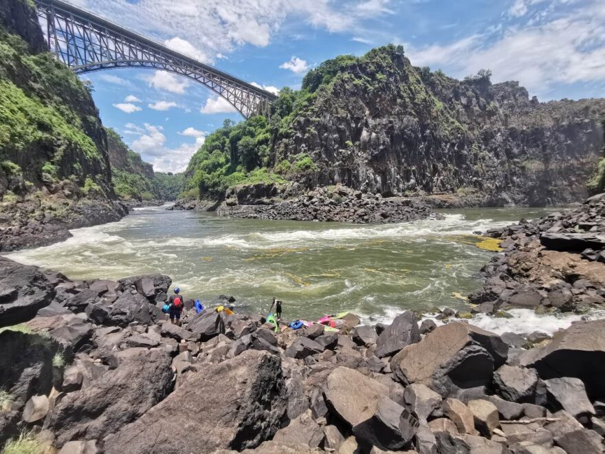 Nasedačka pod mostem tvořícím hranice mezi Zambií a Zimbabwe.