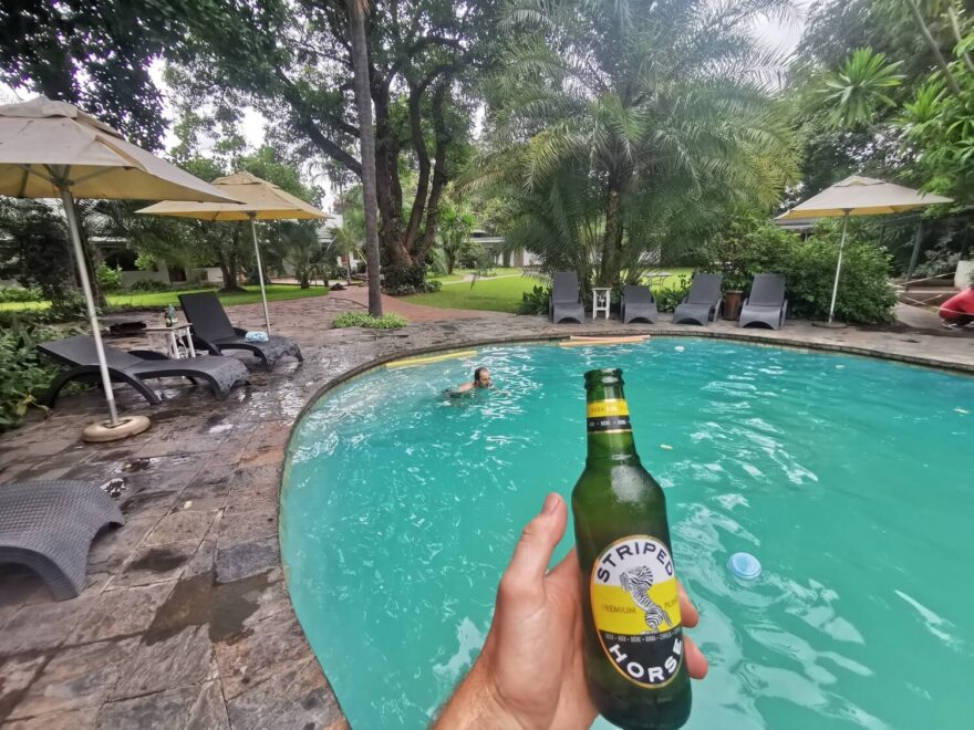 Tamní Radler a oáza u bazénu v našem hostelu.