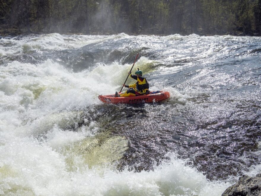 Horná úsek řeky Numedalslågen – na packraftu je třeba z jednotlivých úseků důkladně vybrat ty sjízdné.