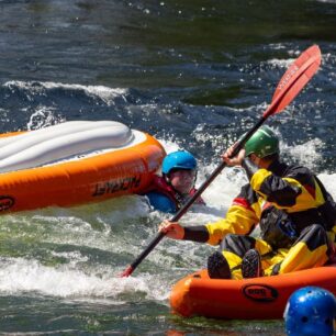 Trénink dělá mistry. Na packraft se nastupuje rychle, ale po několikáte za den to už unaví.