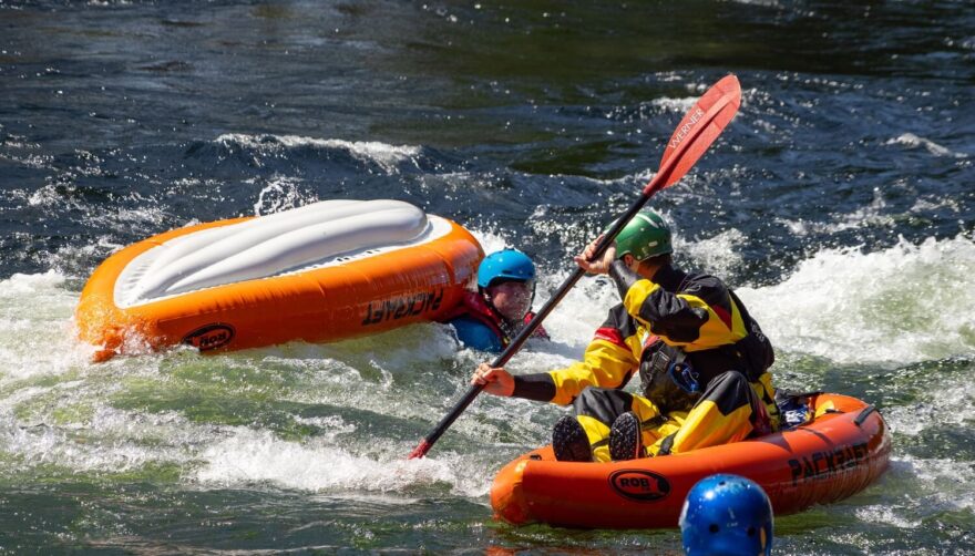 Trénink dělá mistry. Na packraft se nastupuje rychle, ale po několikáte za den to už unaví.
