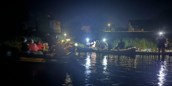 Noční Čarodějná plavba po řece – magická noc na vodě. Pozvánka na akci.
