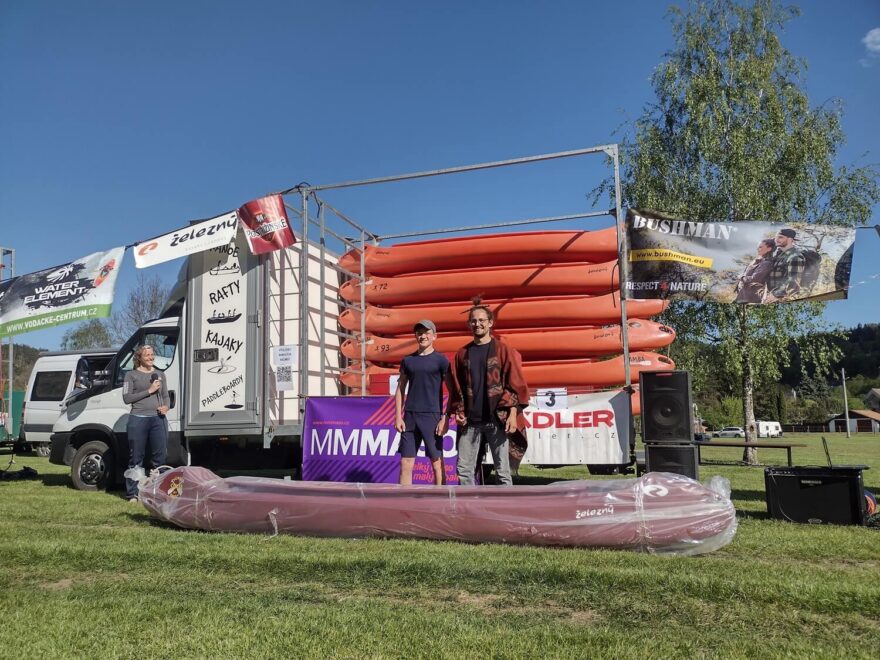 Každý účastník, který dokončí závod, má možnost vyhrát plastovou kánoi Samba.