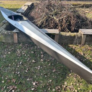 Celkový pohled na kajak ROVER od špice.