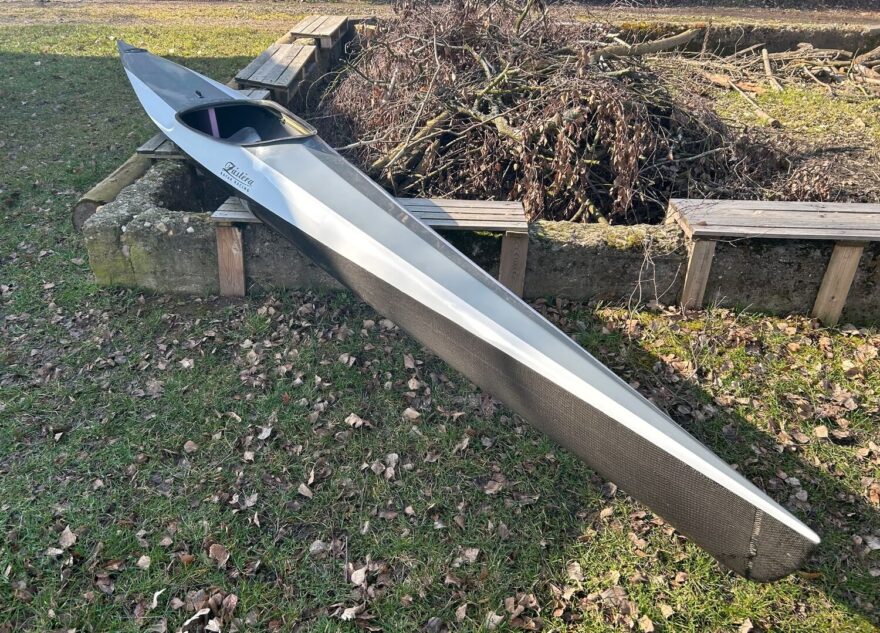 Celkový pohled na kajak ROVER od špice.