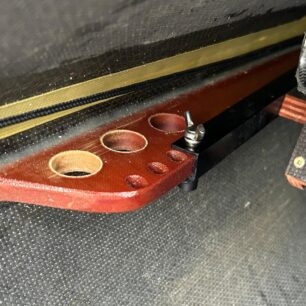 Detail uchycení nožní opěrky k lodi. Posun je velmi jednoduchý.