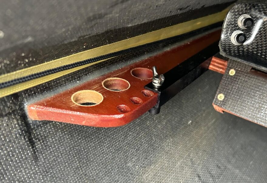 Detail uchycení nožní opěrky k lodi. Posun je velmi jednoduchý.