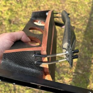 Pohled na opěrku nohou a napojení a utahování zpětné opěrky.