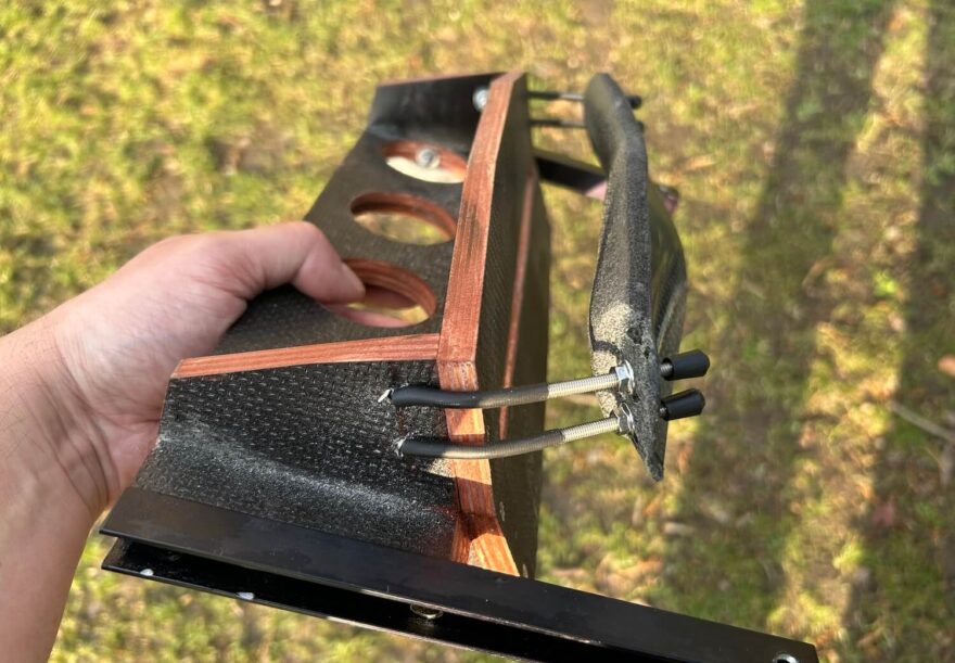 Pohled na opěrku nohou a napojení a utahování zpětné opěrky.